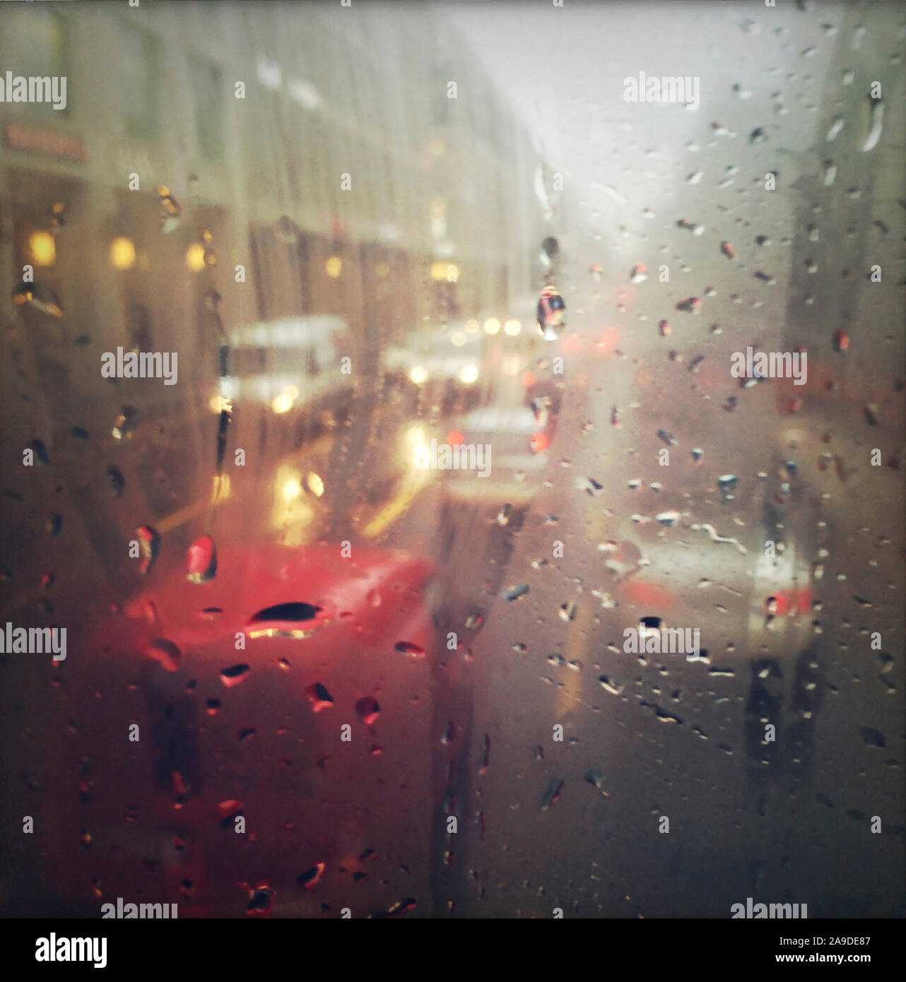 Fenêtre, les gouttes de pluie, la rue, les voitures Banque D'Images