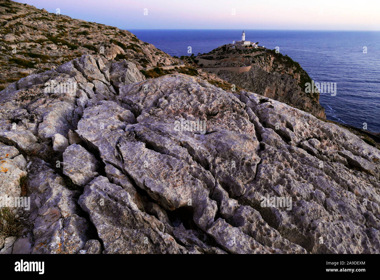 Vue sur la côte vers le phare du Cap de Formentor, Majorque, Îles Baléares, Espagne Banque D'Images