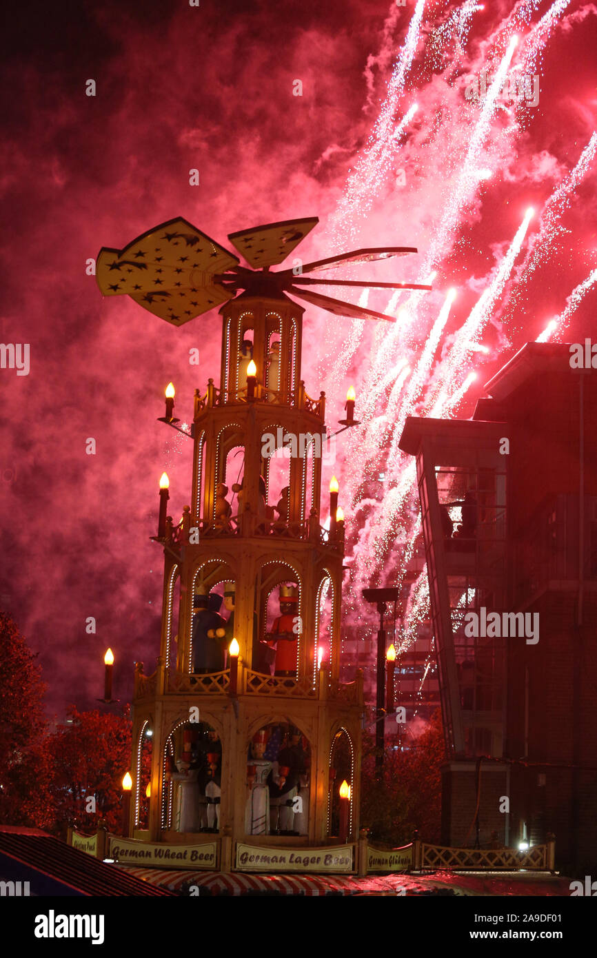 Manchester, UK. 14 novembre, 2019. Les lumières de Noël sur l'interrupteur s'effectue à l'aide de Fireworks derrière le marché de Noël dans les jardins de la Cathédrale, Manchester, Lancashire, Royaume-Uni. Crédit : Barbara Cook/Alamy Live News Banque D'Images