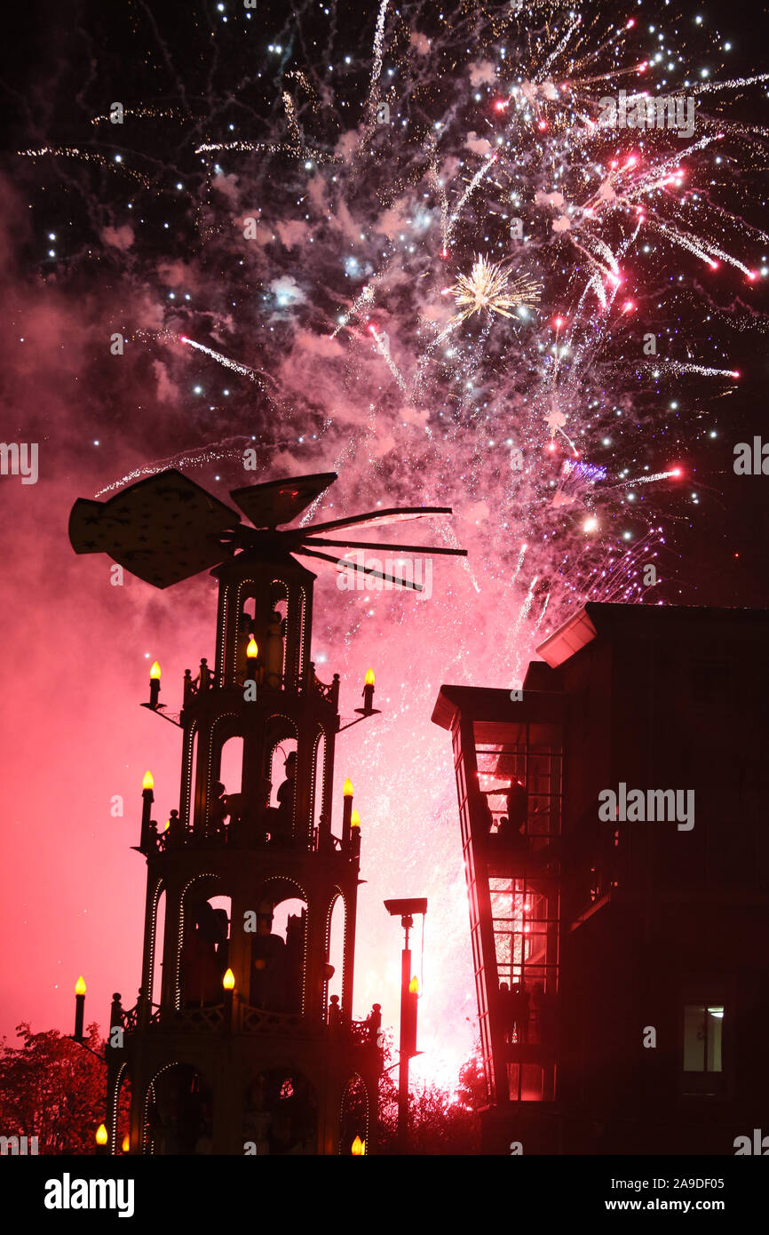 Manchester, UK. 14 novembre, 2019. Les lumières de Noël sur l'interrupteur s'effectue à l'aide de Fireworks derrière le marché de Noël dans les jardins de la Cathédrale, Manchester, Lancashire, Royaume-Uni. Crédit : Barbara Cook/Alamy Live News Banque D'Images