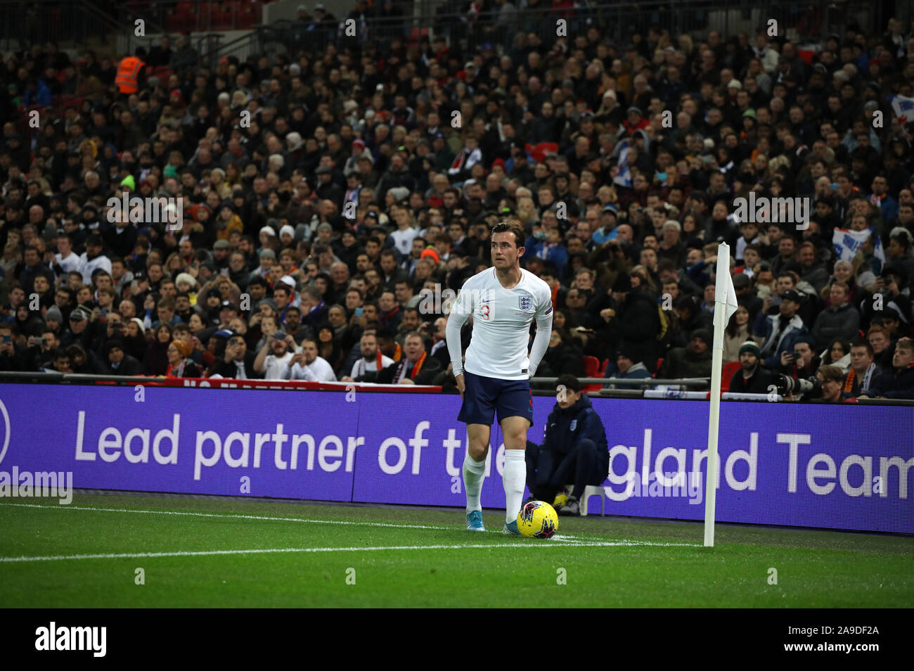 Ben Chilwell (E) se prépare à prendre un coin. Le match entre l'Angleterre et le Monténégro est la 1000e senior men's international match et c'est l'Angleterre v Monténégro UEFA Qualificatif de l'euro au stade de Wembley, Londres, le 14 novembre 2019. **Utilisation éditoriale uniquement, licence requise pour un usage commercial. Aucune utilisation de pari, de jeux ou d'un seul club/ligue/dvd publications** Banque D'Images