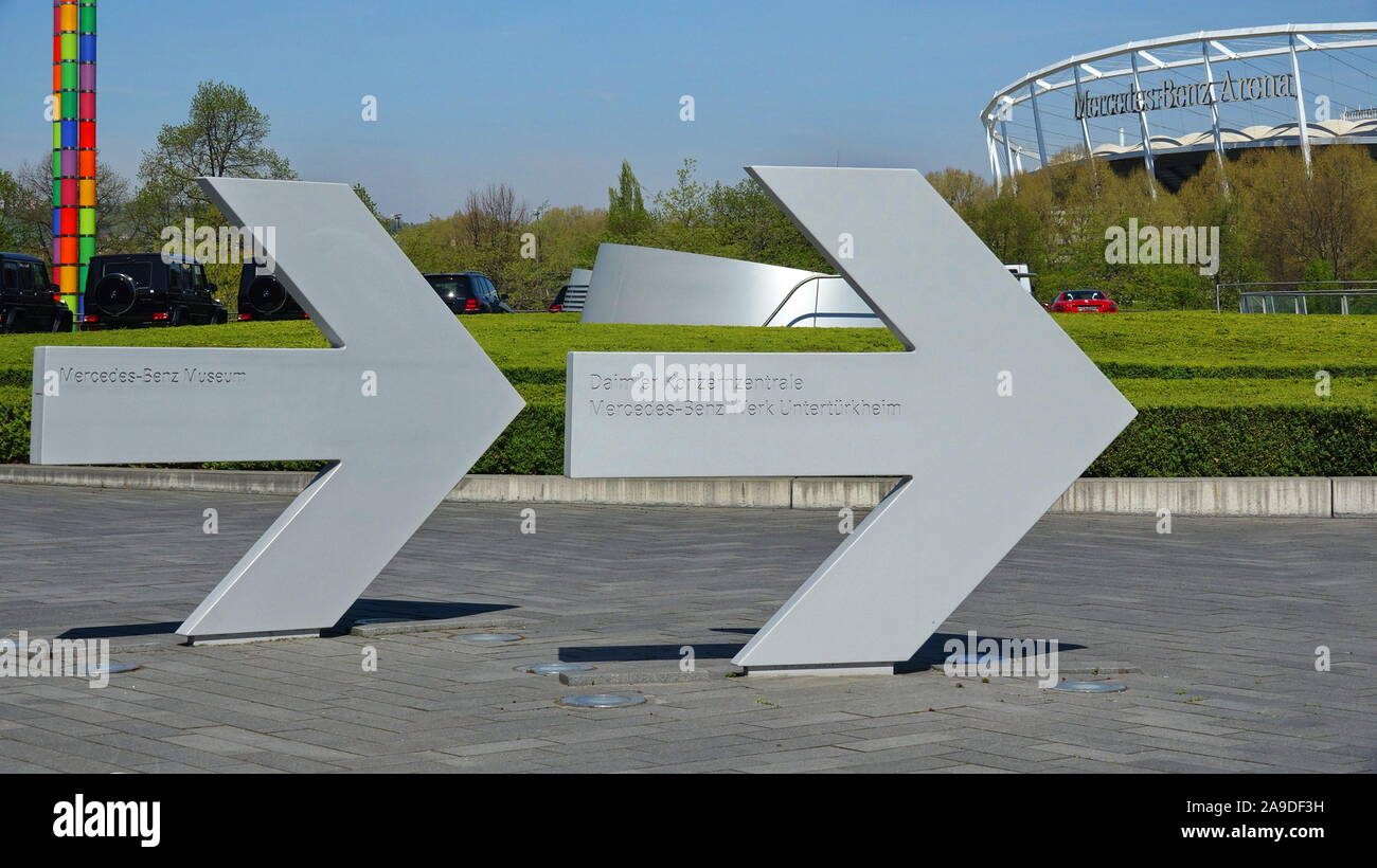 Panneau jusqu'au Musée Mercedes-Benz et Daimler AG à Bad Cannstatt, à Stuttgart, Bade-Wurtemberg, Allemagne Banque D'Images