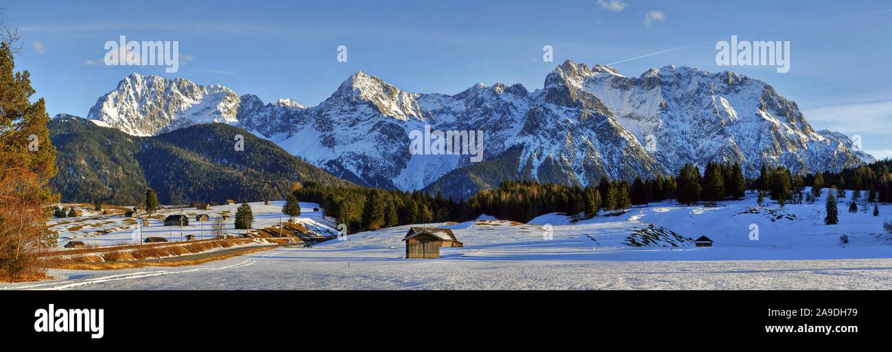 Vue depuis les montagnes du Karwendel à Klais en hiver, à Mittenwald, Werdenfelser Land, Upper Bavaria, Bavaria, Germany Banque D'Images