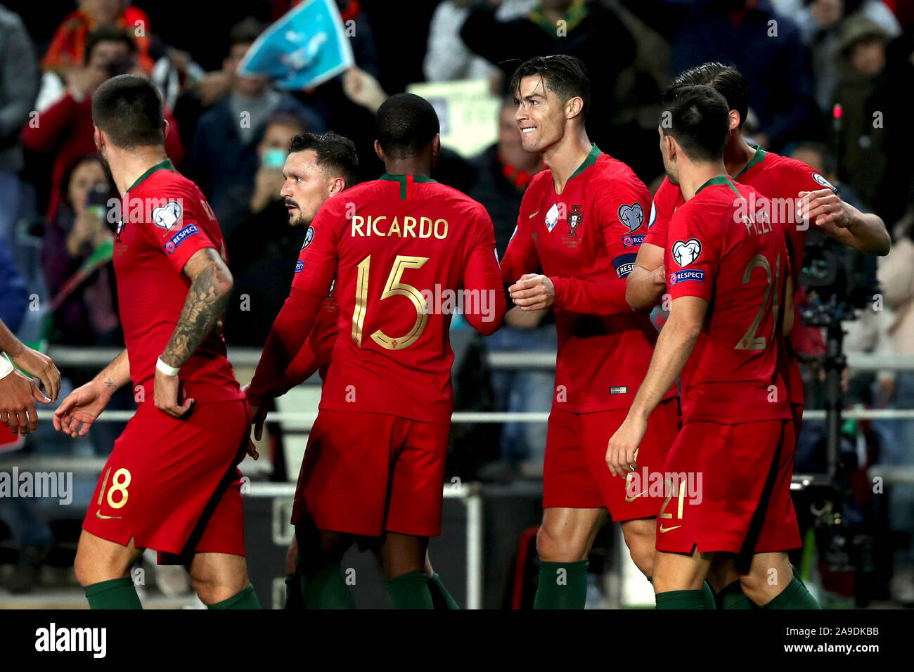 Faro, Portugal. 14Th Nov, 2019. Cristiano Ronaldo (3e R) du Portugal au cours de la célèbre groupe B match contre la Lituanie lors de l'UEFA Euro 2020 au qualificatif de stade d Algarve à Faro, Portugal, le 14 novembre 2019. Crédit : Pedro Fiuza/Xinhua/Alamy Live News Banque D'Images
