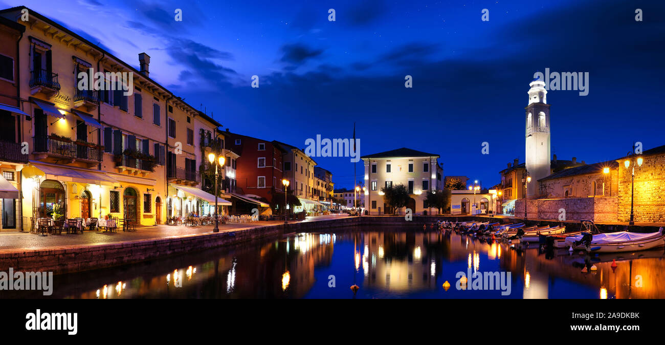 Lazise, Italie, 10/29/2019 - Bateaux dans le port de la vieille ville de Lazise, au crépuscule. La ville est une destination populaire de vacances à Garda Lake district. Banque D'Images
