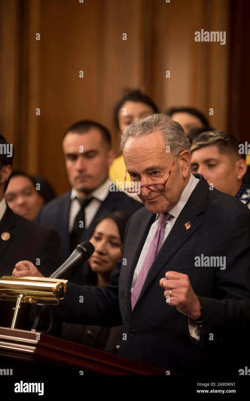 Le sénateur américain Chuck Schumer de New York, rejoint par ses collègues démocrates, demande à l'Administration d'Atout pour renverser leur résiliation de DACA lors d'une conférence de presse sur la colline du Capitole, le 12 novembre 2019 à Washington, DC. Les membres du Sénat et de la Chambre a rejoint demandeurs dans le cas DACA a exigé le Sénat contrôlé par les Républicains pour passer le rêve et la Loi sur la promesse d'autoriser les enfants de sans-papiers à rester aux États-Unis. Banque D'Images