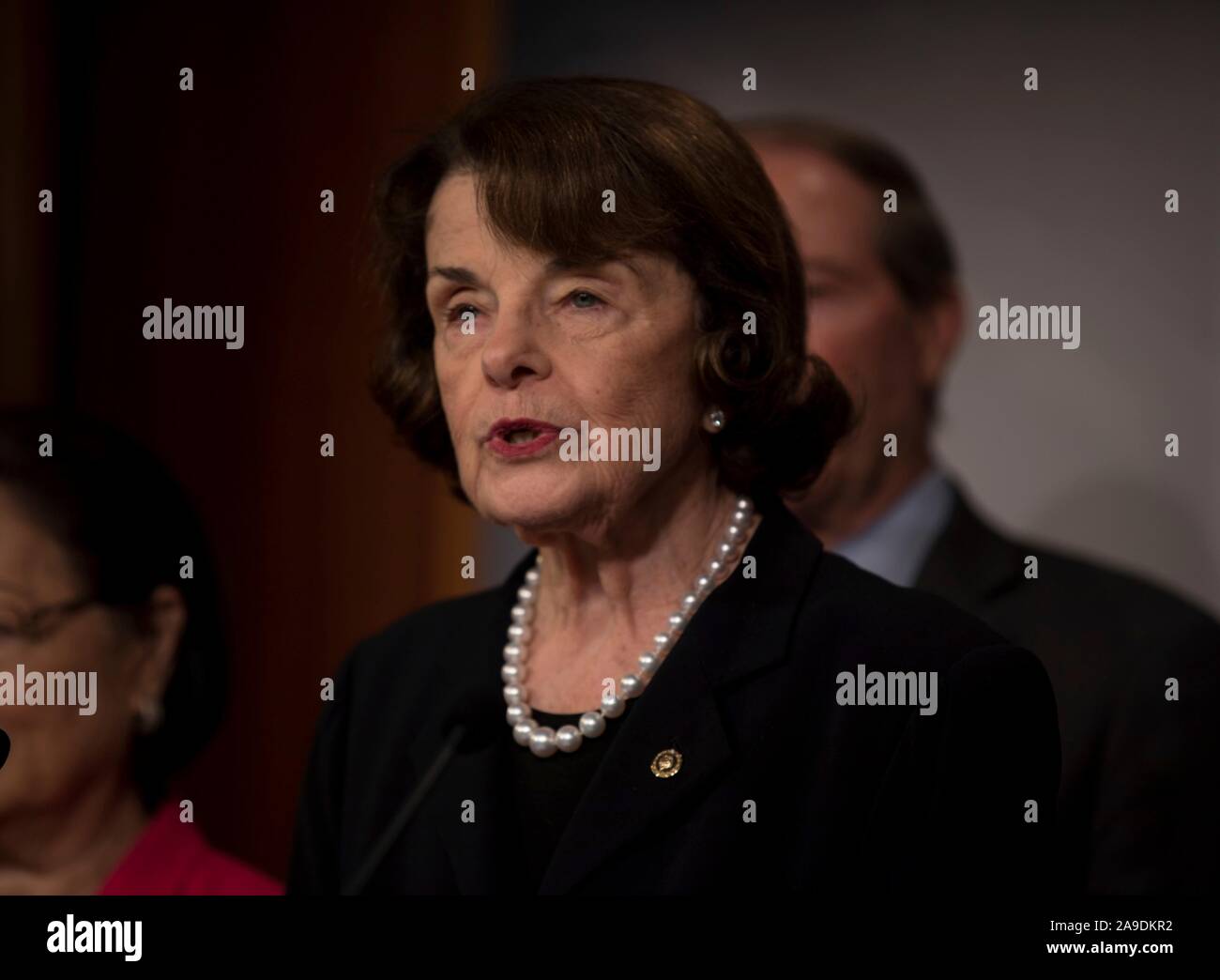 Le sénateur américain Dianne Feinstein de Californie, rejoint par ses collègues démocrates, a introduit la violence contre les femmes Reauthorization Act de 2019 lors d'une conférence de presse sur la colline du Capitole, le 13 novembre 2019 à Washington, DC. Banque D'Images