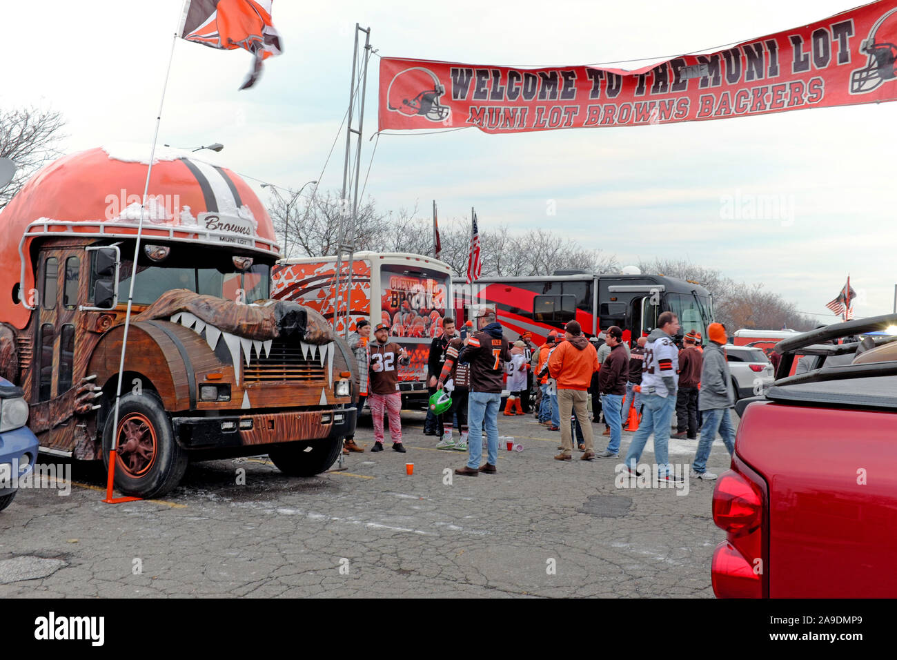 L'infâme muni-lot à Cleveland, Ohio héberge tailgaters avant de Cleveland Browns accueil jeux. Le muni-lot banner fans accueille le 14 novembre 2019 pour le lot avant la soirée match entre les rivaux Cleveland Browns et les Pittsburgh Steelers. Banque D'Images