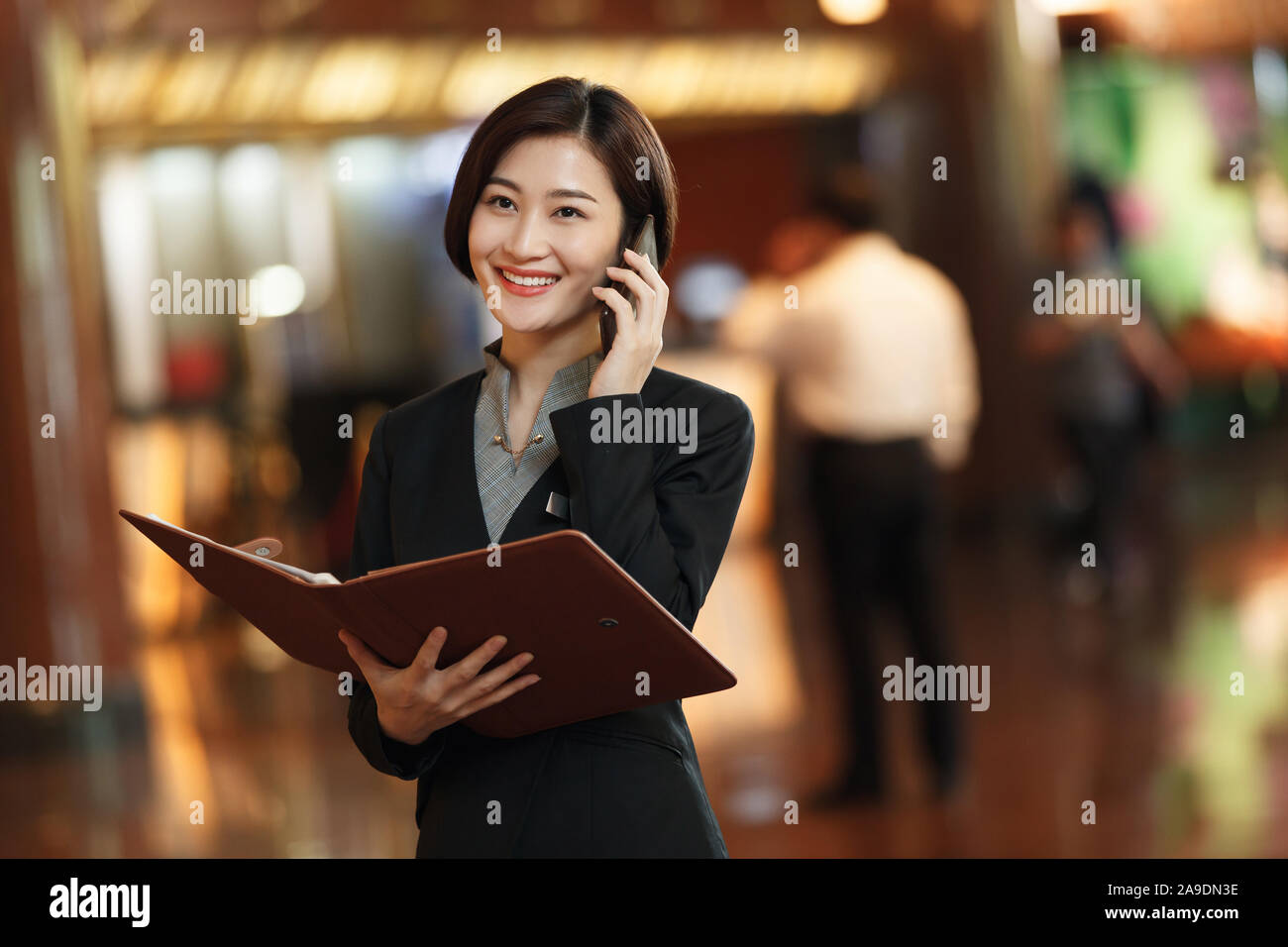 Le directeur de l'hôtel Faire un appel téléphonique Banque D'Images