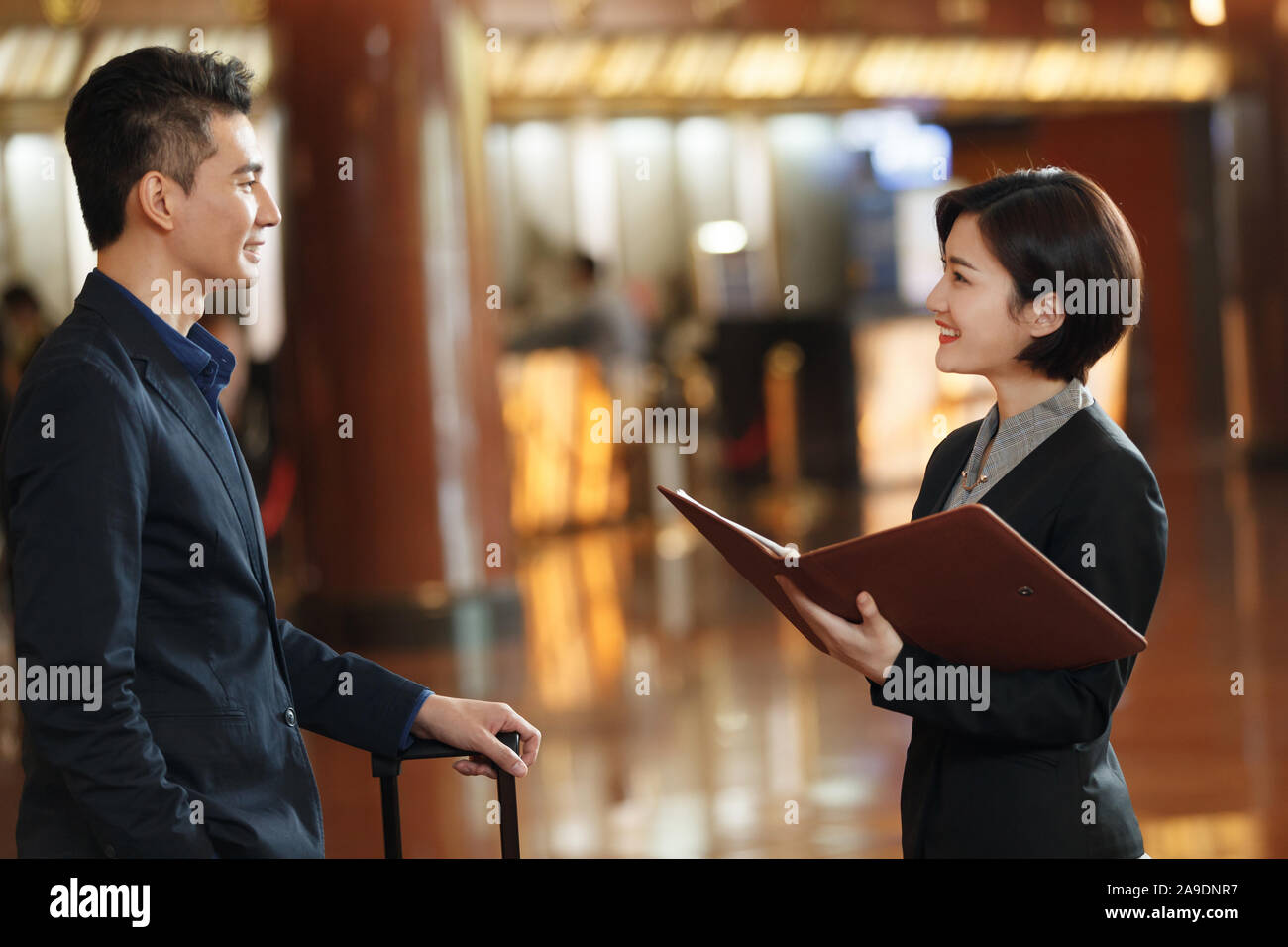 L'homme d'affaires pour l'inscription dans les hôtels Banque D'Images