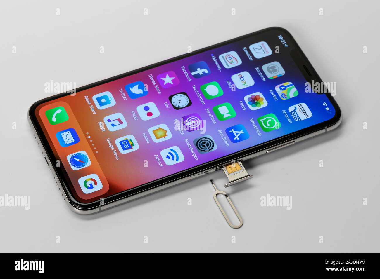 Apple iPhone XS Max, poche avec Nano CARTE SIM, outil Photo Stock - Alamy