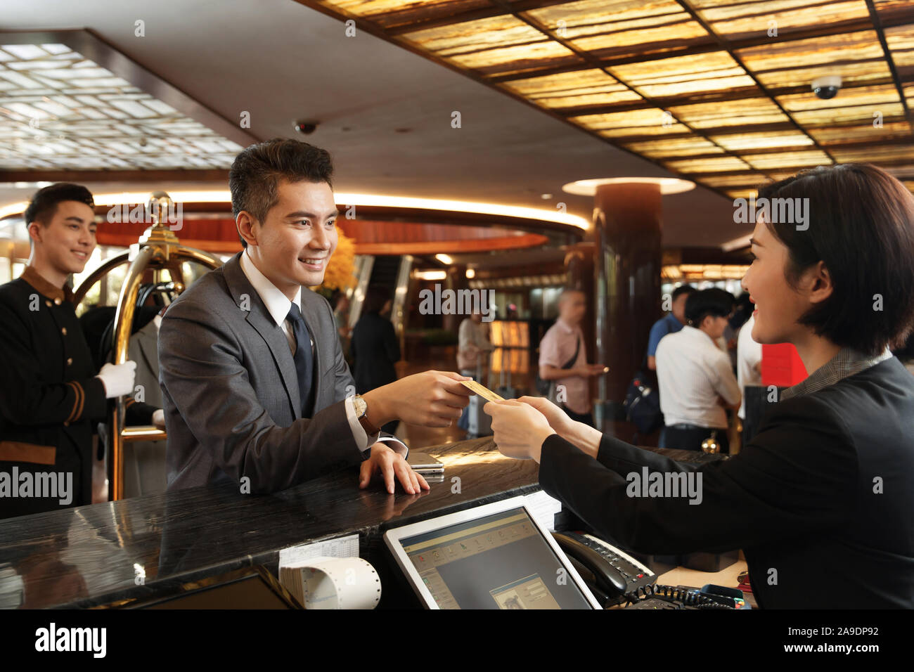 L'homme d'affaires pour l'inscription dans les hôtels Banque D'Images