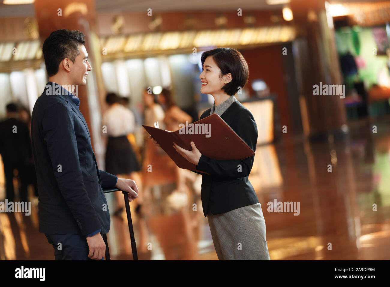 L'homme d'affaires pour l'inscription dans les hôtels Banque D'Images