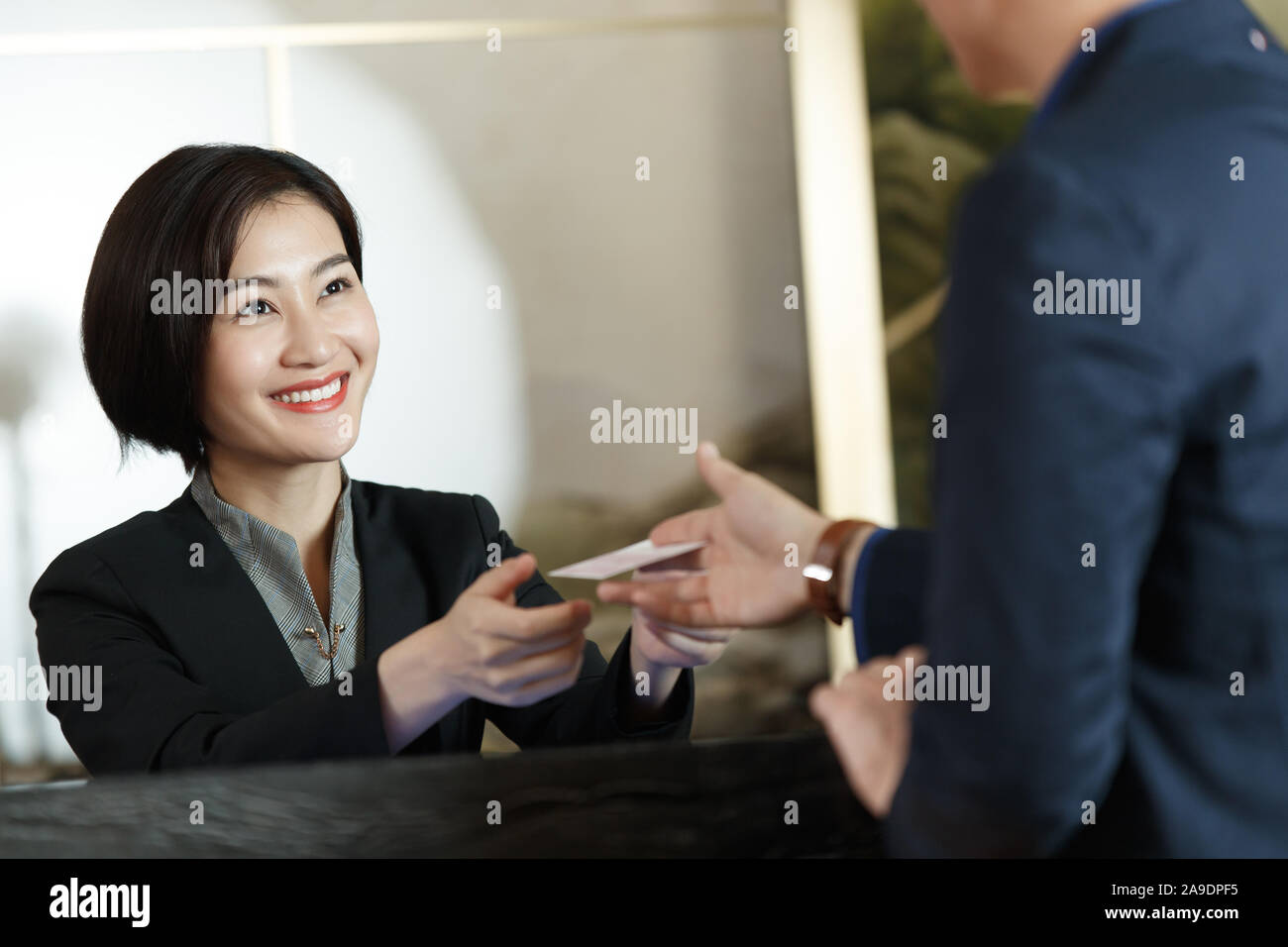L'homme d'affaires pour l'inscription dans les hôtels Banque D'Images