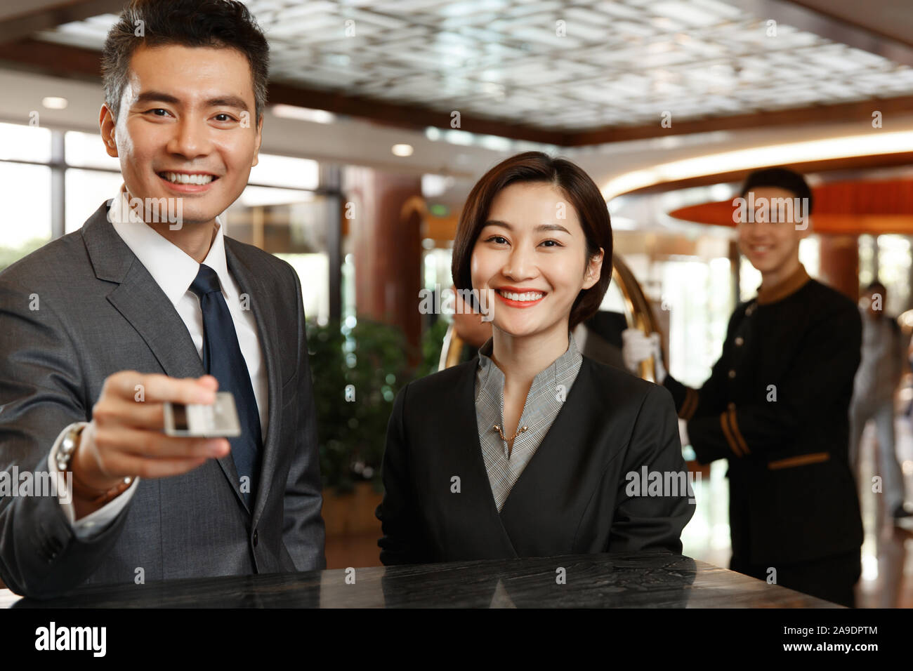 L'homme d'affaires pour l'inscription dans les hôtels Banque D'Images