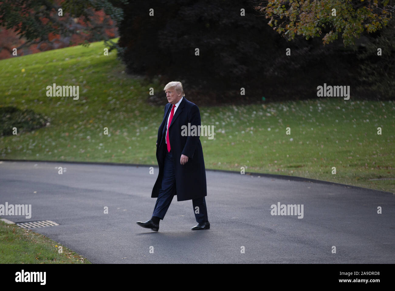 Washington, District de Columbia, Etats-Unis. 14Th Nov, 2019. Le Président des Etats-Unis, Donald J. Trump promenades à bord d'un marin à la Maison Blanche à Washington, DC, États-Unis, le Jeudi, Novembre 14, 2019, alors qu'il part pour un "Keep America Great'' rassemblement à Bossier City, en Louisiane. Credit : Stefani Reynolds/CNP/ZUMA/Alamy Fil Live News Banque D'Images
