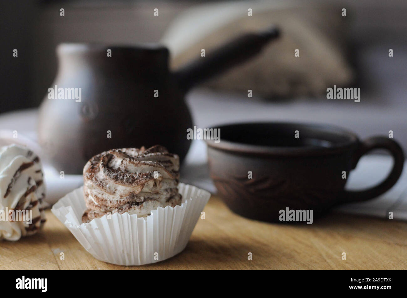 Guimauves maison zephyr avec tasse de café Banque D'Images