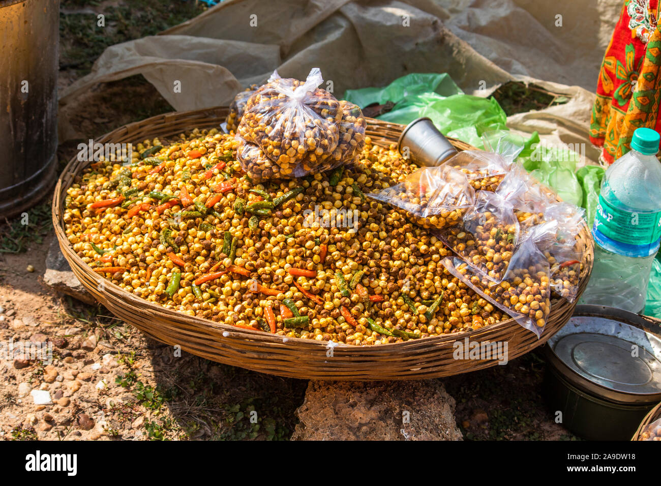 Riche et traditionnelle, torréfié chana masala, en vente à la foire (Sijhora) Mandla Madhya Pradesh en Inde. Banque D'Images