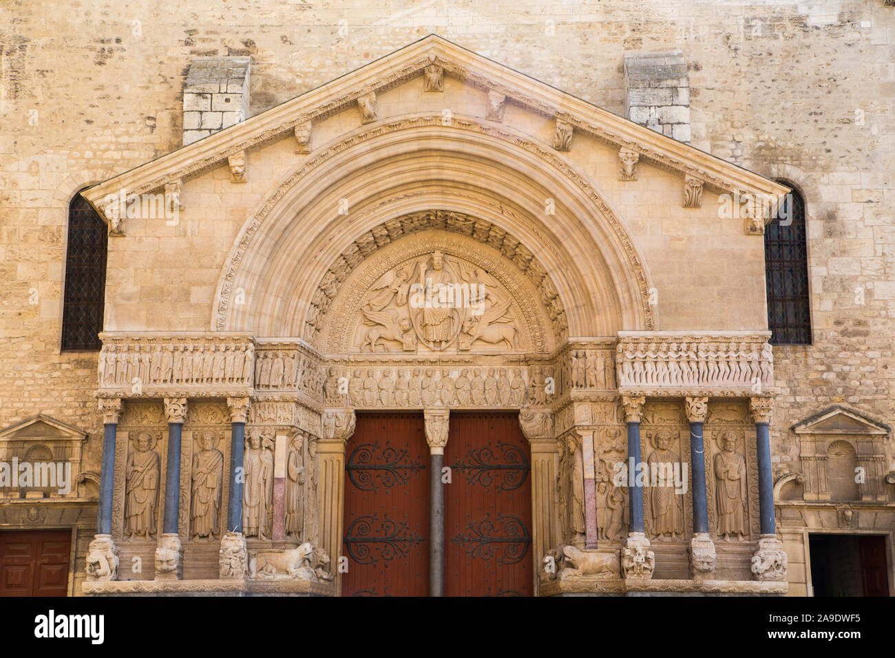 L'entrée de la cathédrale St Trophime à Arles France Banque D'Images