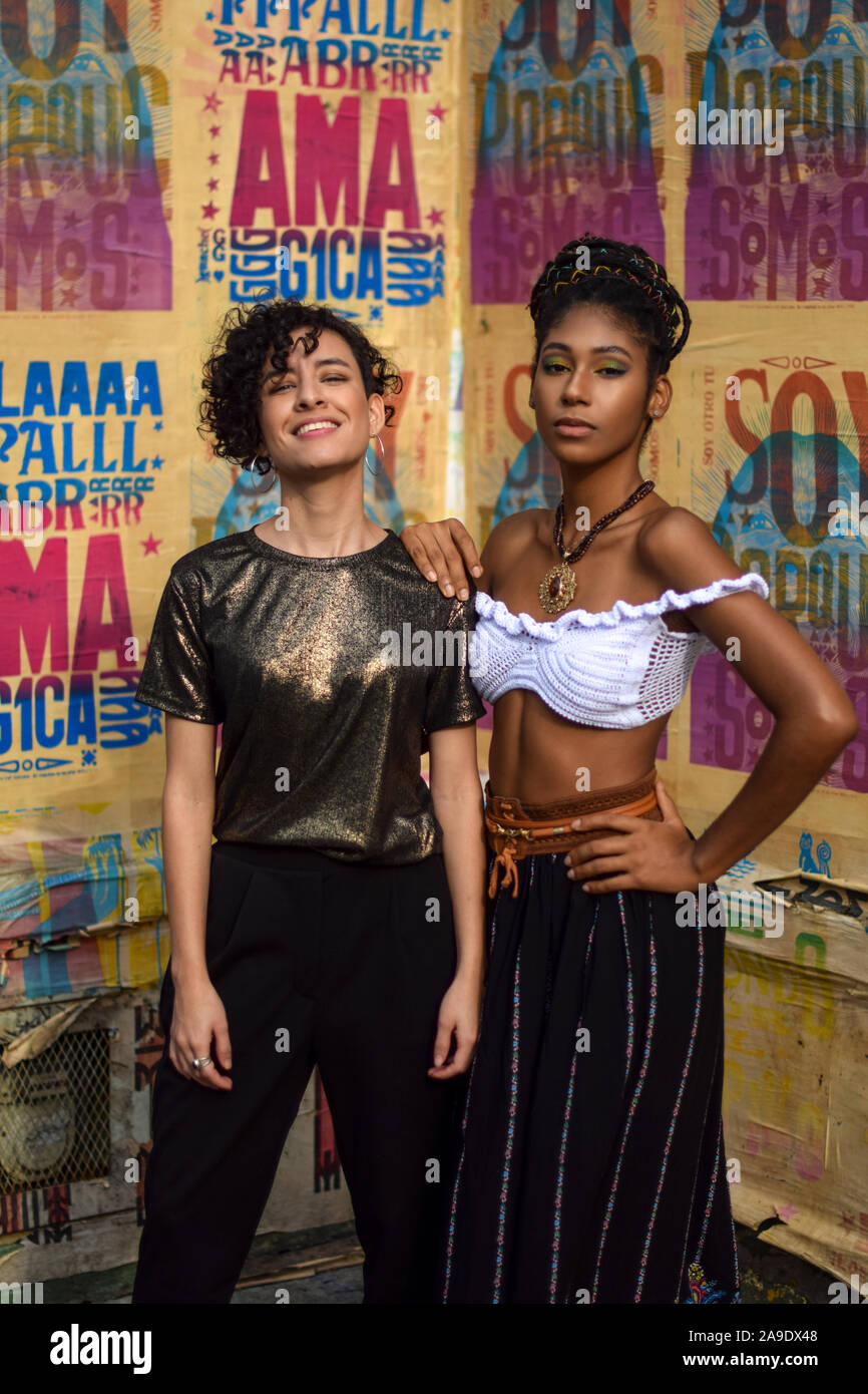 Deux jeunes femmes d'Amérique latine dans les rues de Cali, Colombie Banque D'Images