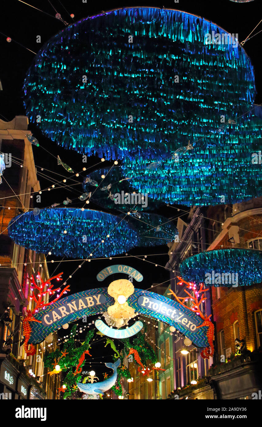 Londres, Royaume-Uni. 14Th Nov, 2019. Une vue de toi London's iconic Carnaby Street les lumières de Noël. Cette année, les lumières de Noël sont différence avec un message en collaboration avec le Projet Zéro, ils ont utilisé des matériaux recyclés pour créer une variété de créatures sous-marines en voie de mettre en évidence les domaines de nos océans le plus besoin de la conservation. Credit : SOPA/Alamy Images Limited Live News Banque D'Images