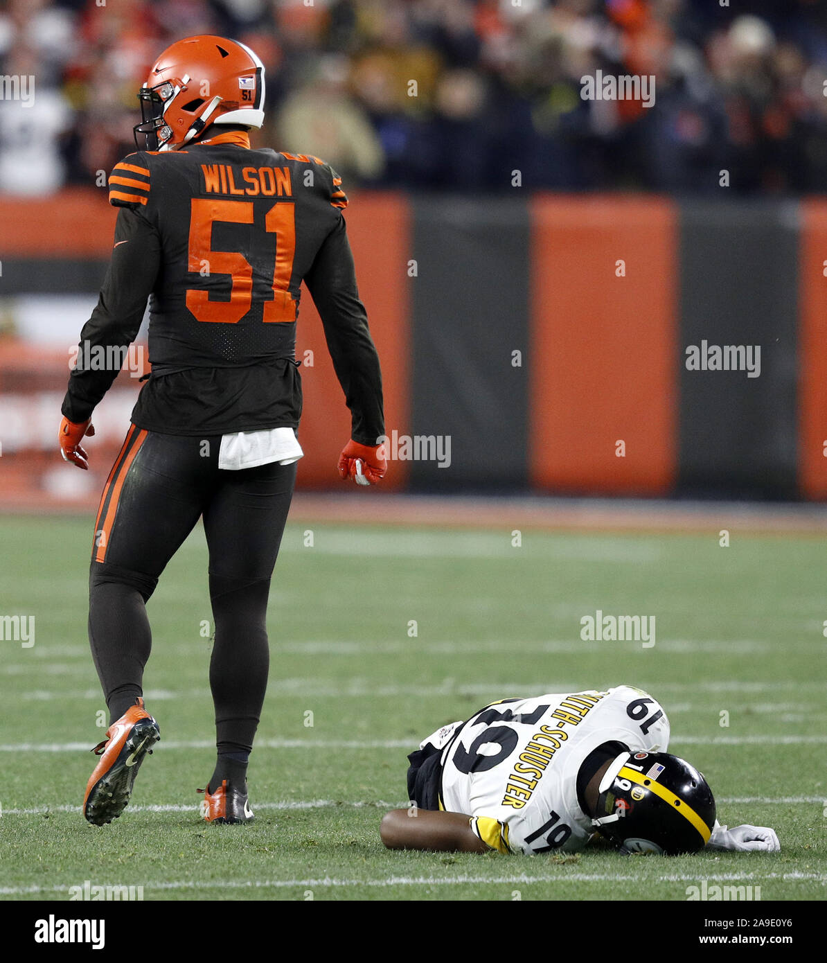 Cleveland, États-Unis. 14Th Nov, 2019. Pittsburgh Steeler's JuJu Smith-Schuster (19) se trouve sur le sol après avoir été touché par Cleveland Brown's Mack Wilson (51) dans la première moitié au stade FirstEnergy à Cleveland, Ohio le Jeudi, Novembre 14, 2019. Photo par Aaron Josefczyk/UPI UPI : Crédit/Alamy Live News Banque D'Images