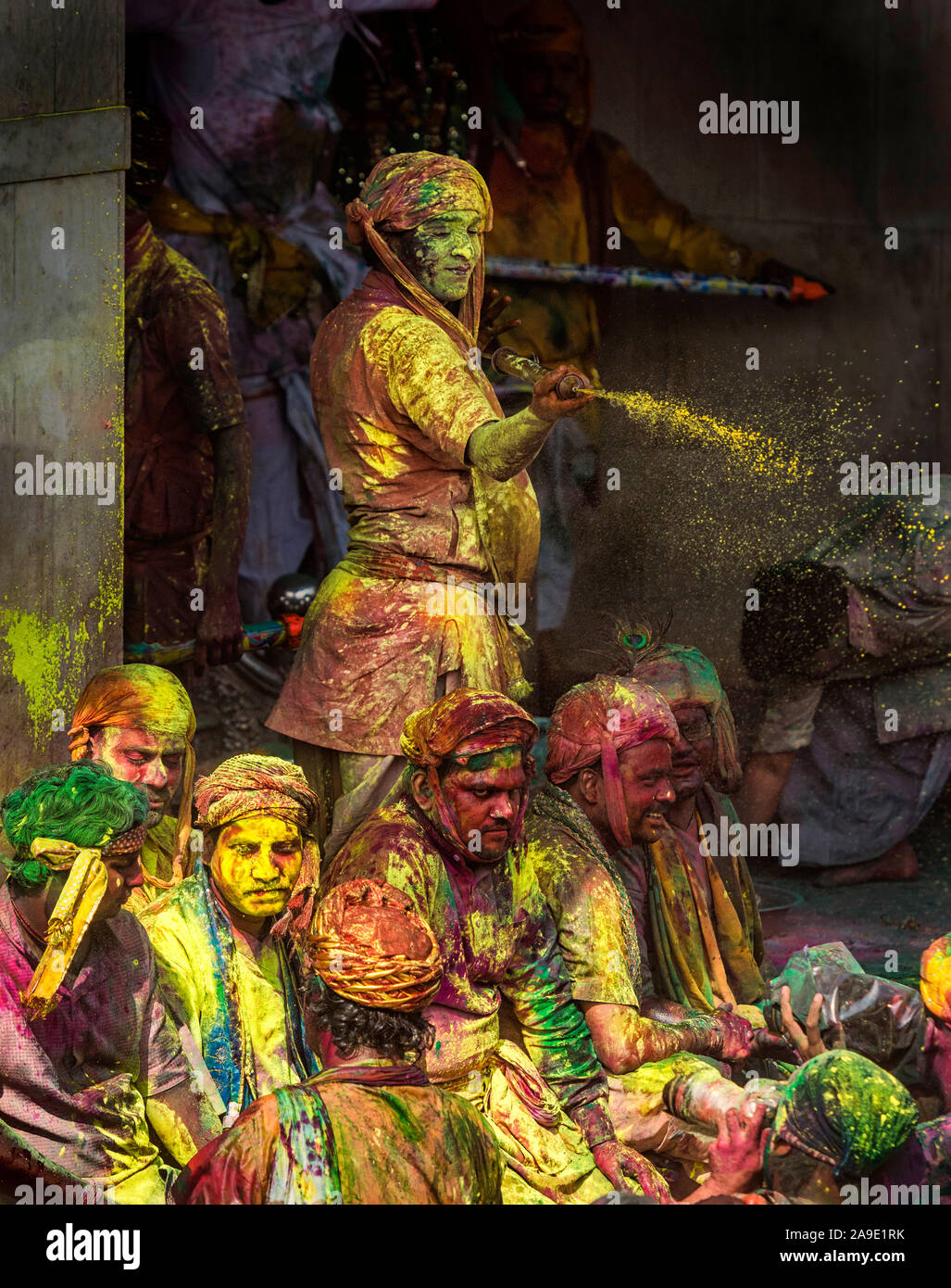 Nandgaon Temple, les gens célébrant Holi avec de l'eau et les couleurs Mathura, Uttarpradesh, Inde Banque D'Images