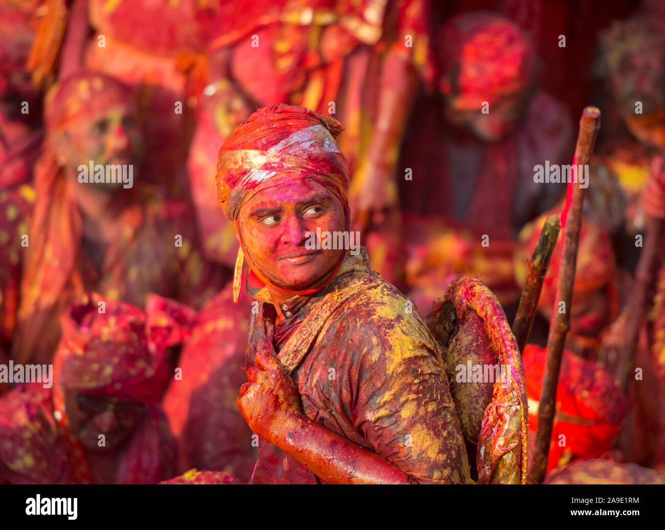 Portrait Samaj, les gens célébrant Holi avec de l'eau et des couleurs, Mathura, Uttarpradesh, Inde Banque D'Images