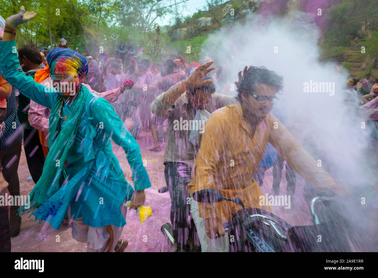Les gens célébrant Holi avec de l'eau et des couleurs, Mathura, Uttarpradesh, Inde Banque D'Images