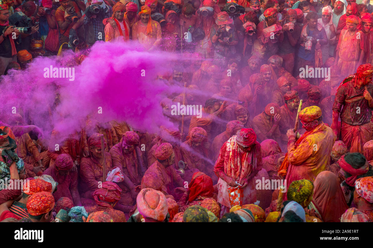 Samaj Mathura, les gens célébrant Holi avec de l'eau et des couleurs, Uttarpradesh, Inde Banque D'Images