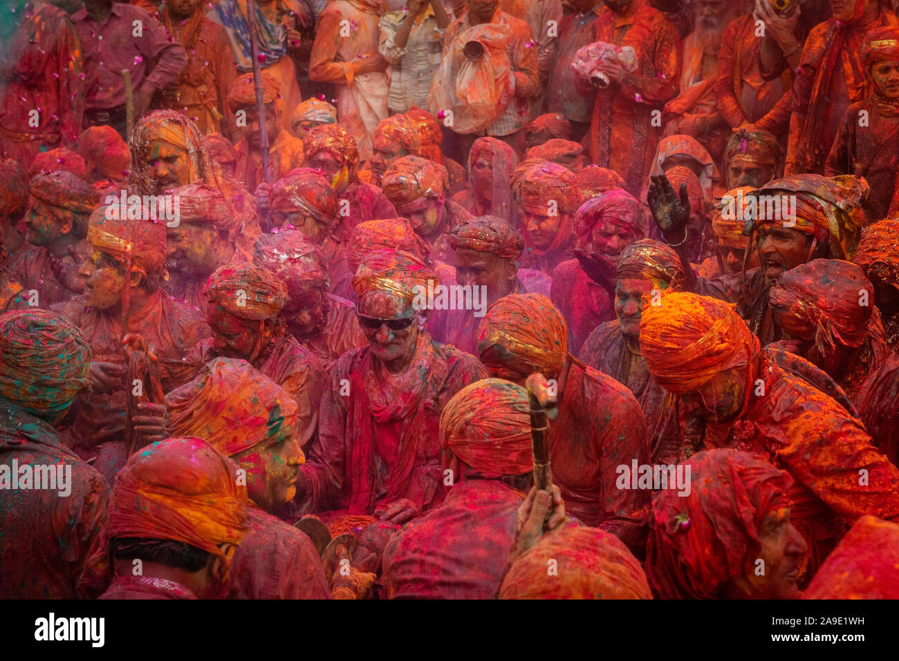 Samaj Mathura, les gens célébrant Holi avec de l'eau et des couleurs, Uttarpradesh, Inde Banque D'Images