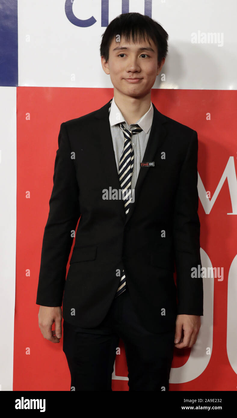 New York, USA. 14Th Nov, 2019. Cao Yuan arrive sur le tapis rouge à la fois 100 suivant le Jeudi, Novembre 14, 2019 au Pier 17 à New York City. Temps a célébré son premier temps annuel 100 suivant liste des 100 individus qui façonnent l'avenir de leurs champs. Photo par Jason Szenes/UPI UPI : Crédit/Alamy Live News Banque D'Images