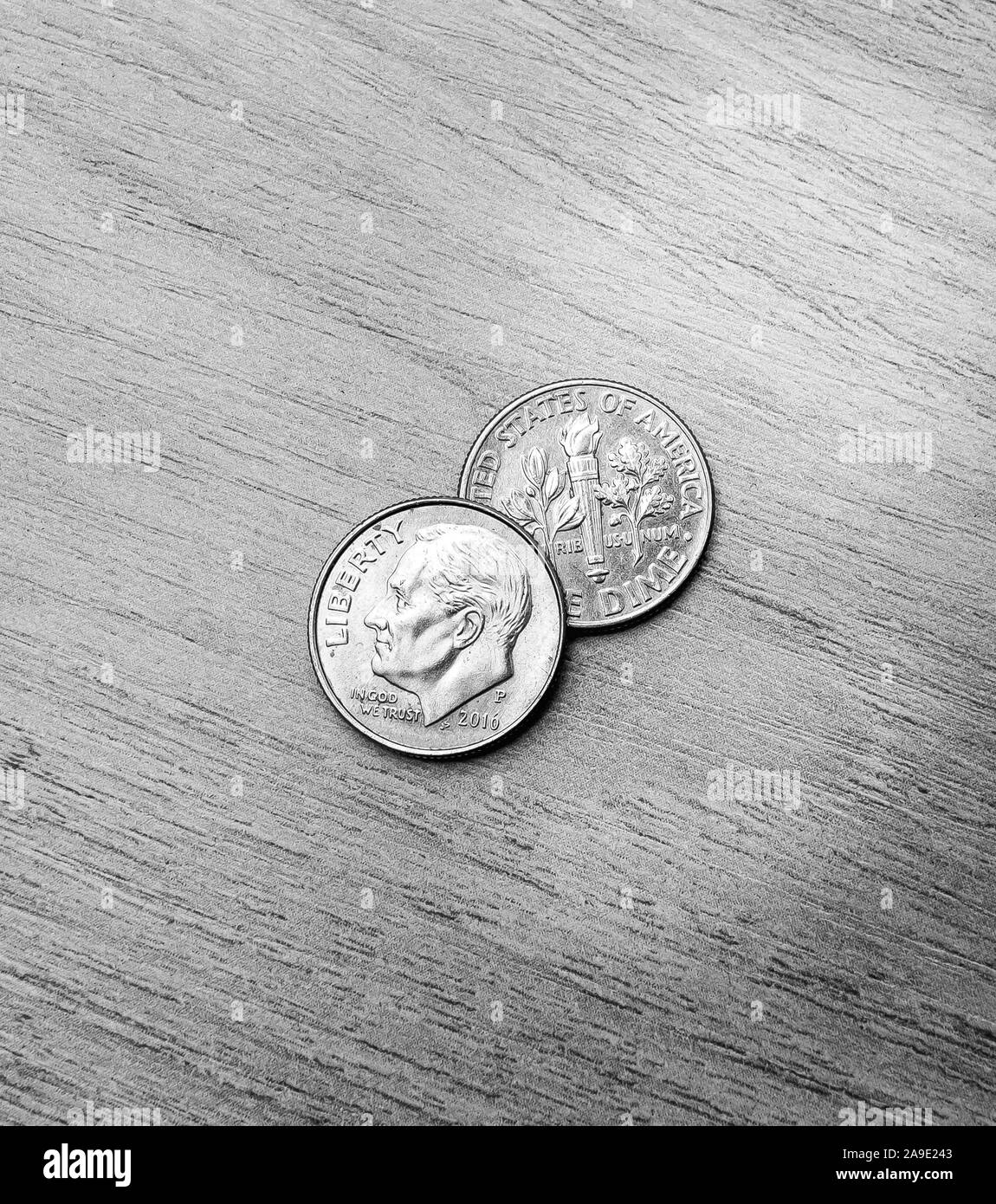 Photographie en noir et blanc de deux dollar américain de 10 cents. Banque D'Images