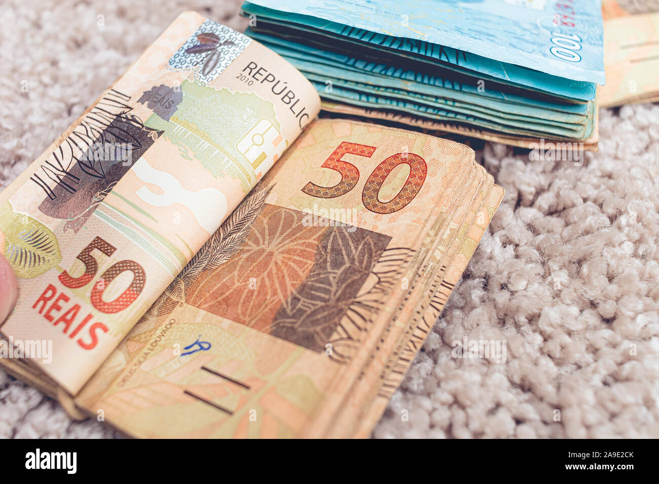 Du vrai - monnaie brésilienne. Vue d'un homme tenant un groupe de 50 reais billets. Banque D'Images