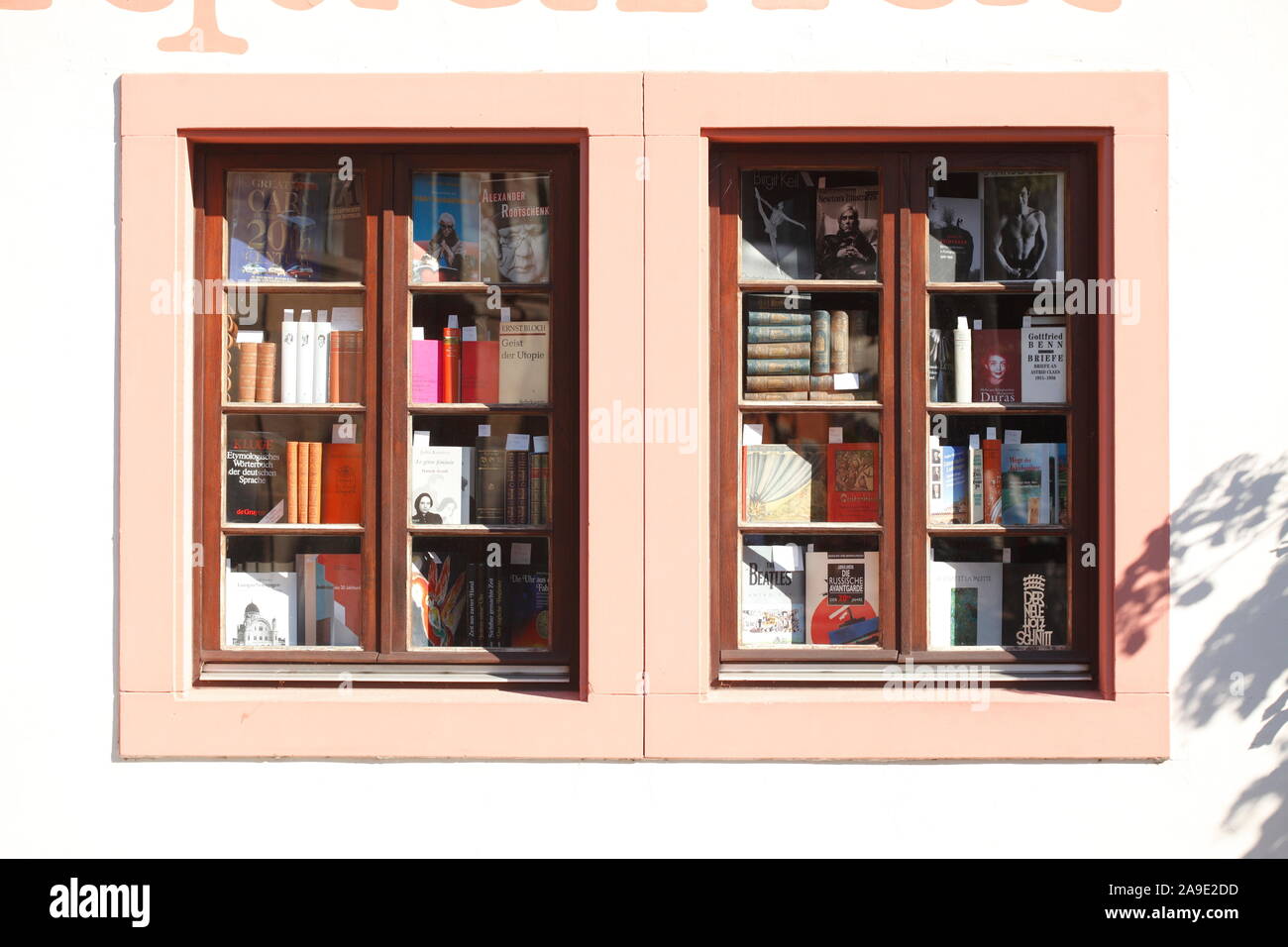 Ancienne boutique-fenêtre à l'aide de livres dans la rue Türken, Sarrebruck, Sarre, Allemagne, Europe Banque D'Images