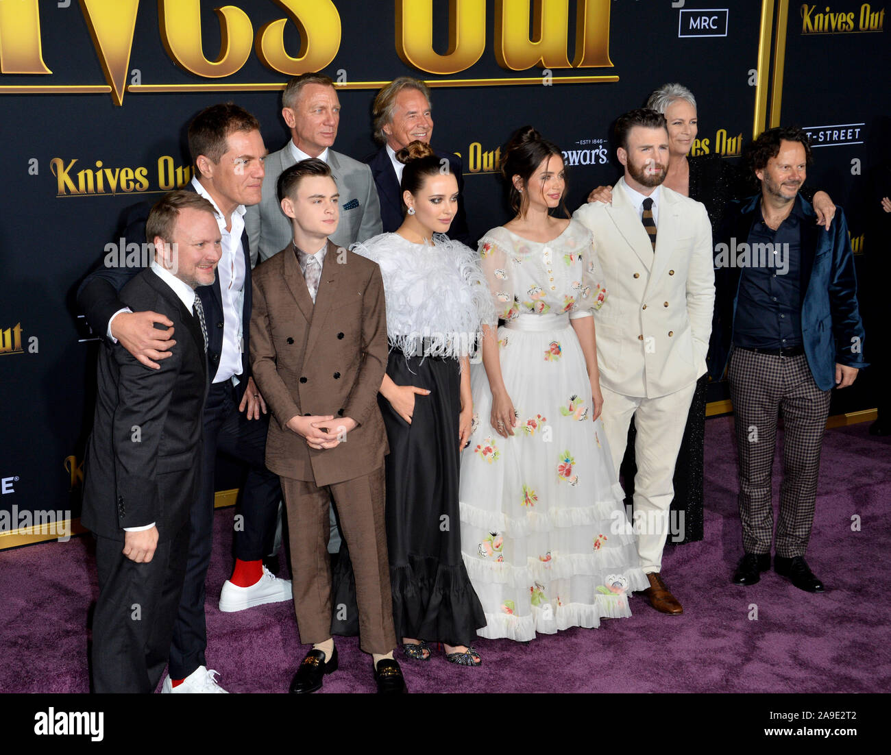 Los Angeles, USA. 14Th Nov, 2019. Rian Johnson, Michael Shannon, Jaeden Martell, Katherine Langford, Daniel Craig, Ana de Armas, Don Johnson, Chris Evans, Jamie Lee Curtis & Alec Berg lors de la première de Couteaux 'out' au Regency Village Theatre. Photo : Paul Smith/Featureflash Crédit : Paul Smith/Alamy Live News Banque D'Images