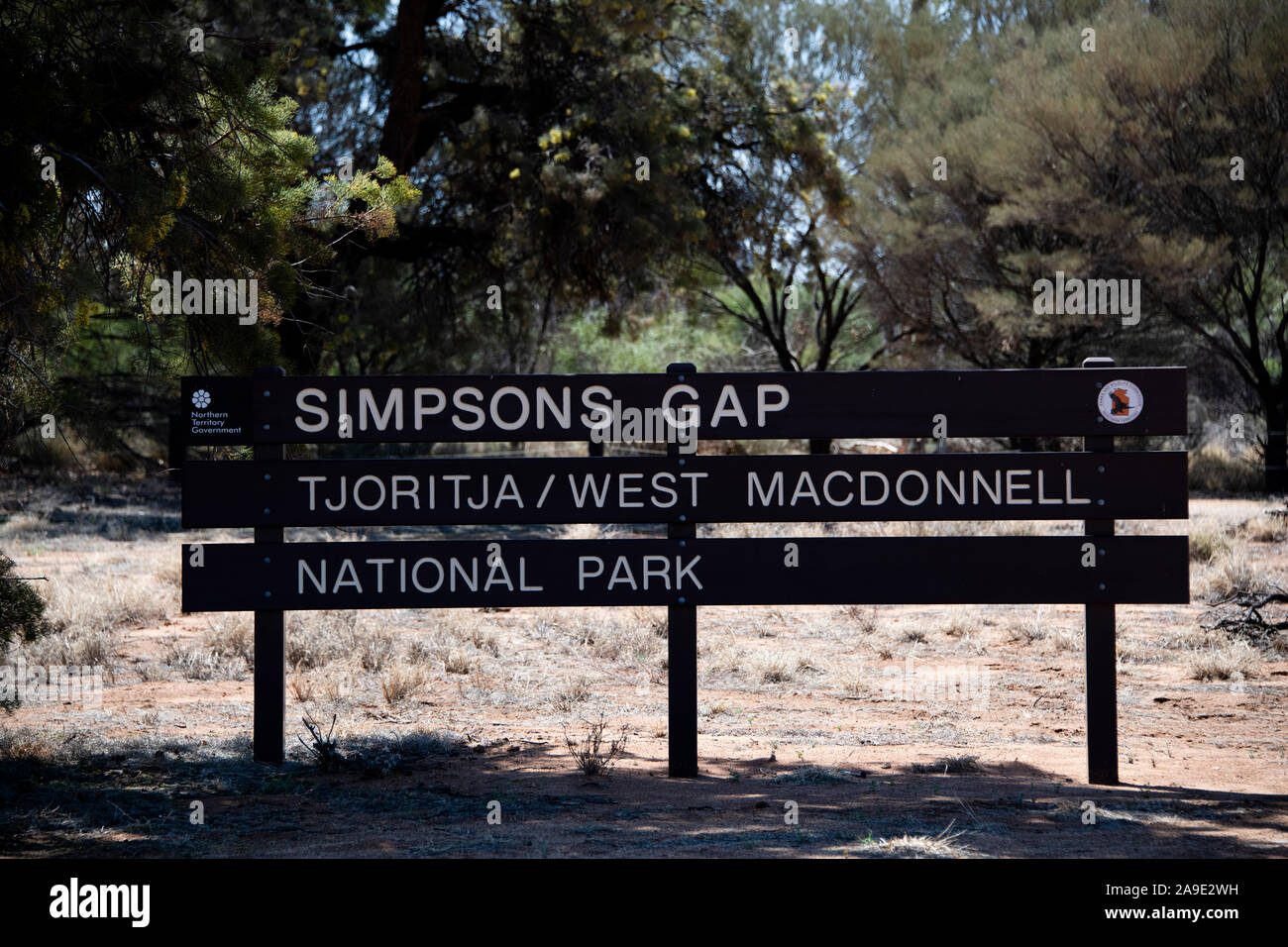 7 Oct 19. Alice Springs, Territoire du Nord, Australie. Un Simpson's Gap signer dans l'Australie centrale à distance. Banque D'Images