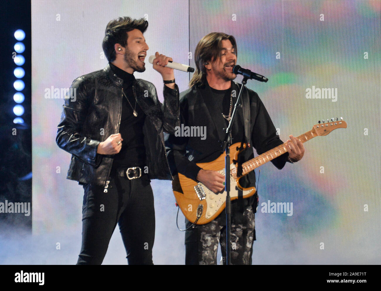 Las Vegas, États-Unis. 14Th Nov, 2019. (L-R) Sebastian Yatra Juanes et effectuer un medley de "Fijate Bien, Querer majeur, a Dios Le Pido, Bonita & Camisa Negra' lors de la 20e édition du Latin Grammy Awards honorant le chanteur colombien Juanes au MGM Grand Convention Center à Las Vegas, Nevada le Jeudi, Novembre 14, 2019. Photo par Jim Ruymen/UPI UPI : Crédit/Alamy Live News Banque D'Images