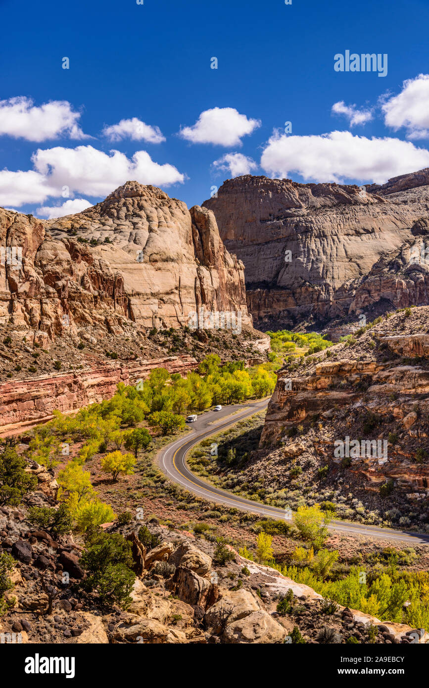 Les USA, Utah, Wayne County, Torrey, parc national de Capitol Reef, Fremont River Valley, la State Route 24, vue d'Hickman Bridge Trail Banque D'Images