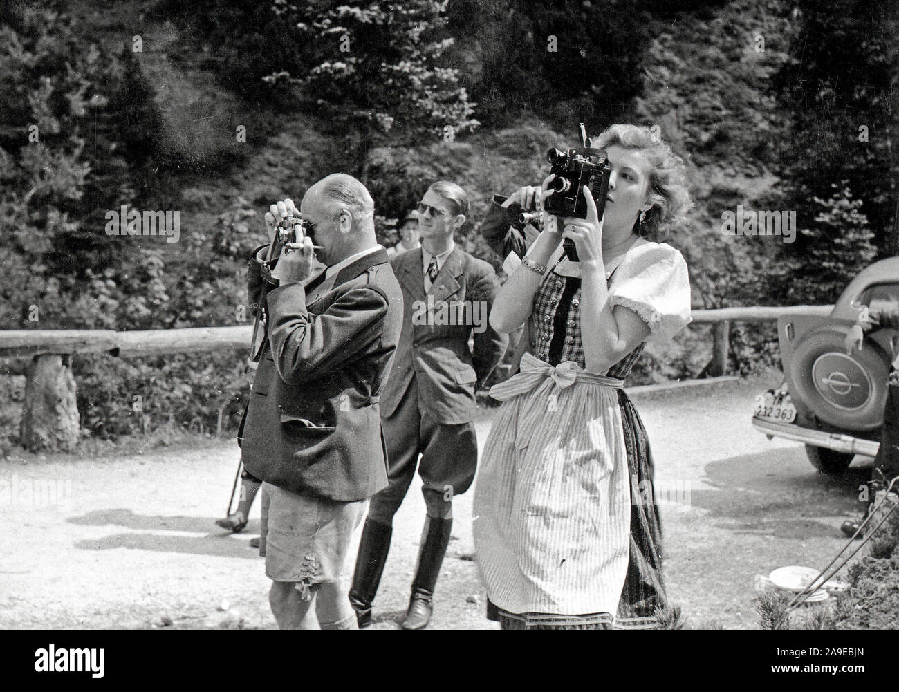 Eva Braun Collection (devet) - légende originale : Besuch beim Film ! Es wird gedreht 'der laufende Berg (acteurs et actrices de cinéma en Allemagne à prendre des photos ca. fin des années 1930 ou au début des années 1940) Banque D'Images