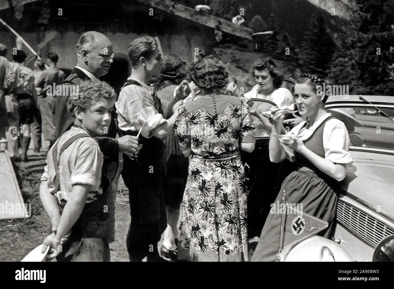 Eva Braun Collection (devet) - légende originale : Besuch beim Film ! Es wird gedreht 'der laufende Berg (acteurs et actrices de cinéma en Allemagne ca. fin des années 1930 ou au début des années 1940) Banque D'Images