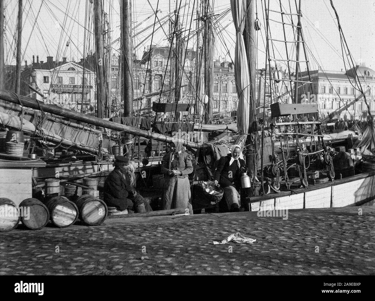 Navires au port de la place du marché d'Helsinki, ca. 1906 Banque D'Images