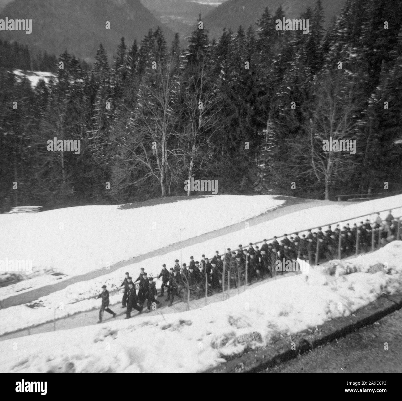 Eva Braun Collection (album 3) - Soldats allemands marchant à l'extérieur en hiver, prises à partir d'une distance fin des années 1930 ou au début des années 1940 Banque D'Images