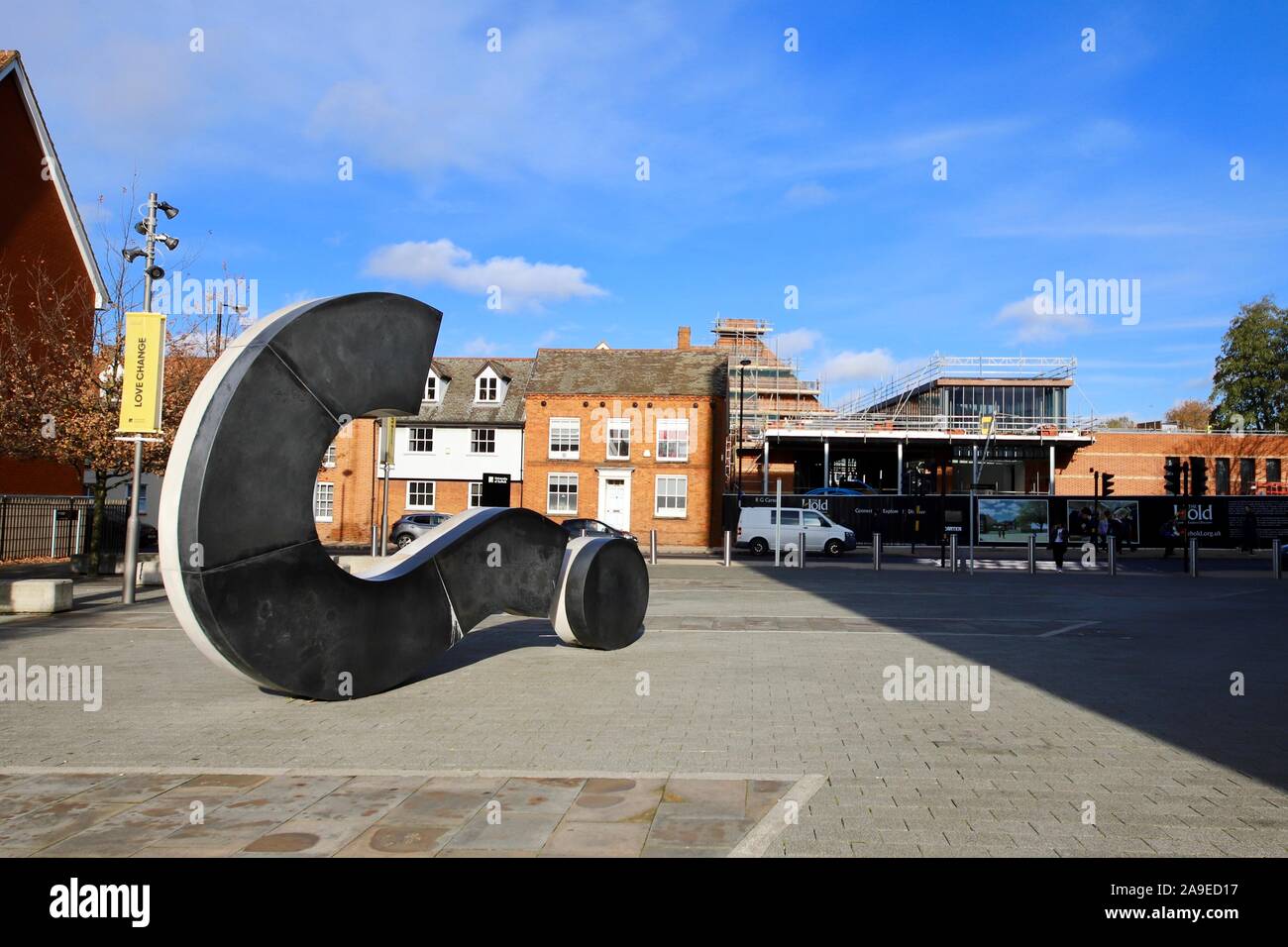 Ipswich, Suffolk, UK - 13 novembre 2019 : point d'interrogation géant sculpture à l'Université de Suffolk. Banque D'Images