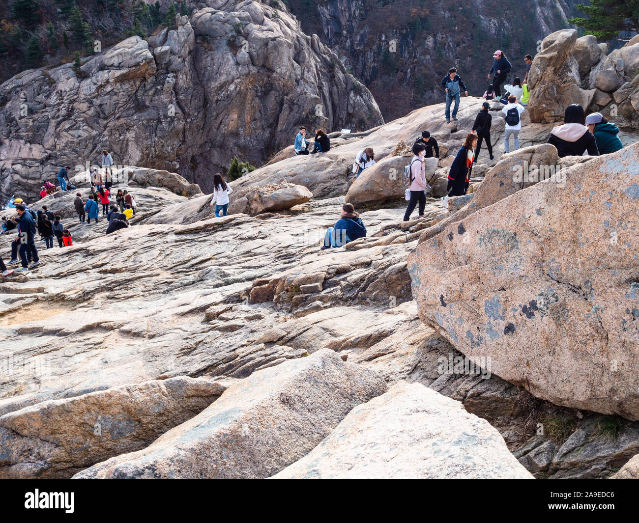 SOKCHO, CORÉE DU SUD - 28 octobre 2019 : les touristes en pente de pierre vieille montagne dans le Parc National de Seoraksan en Corée du sud en automne. Ce domaine designa Banque D'Images