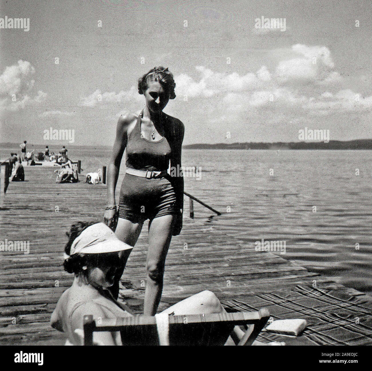 Eva Braun Collection (osam) - Jeune femme allemande en maillot au bord du lac (debout) ca. fin des années 1930 ou au début des années 1940 Banque D'Images