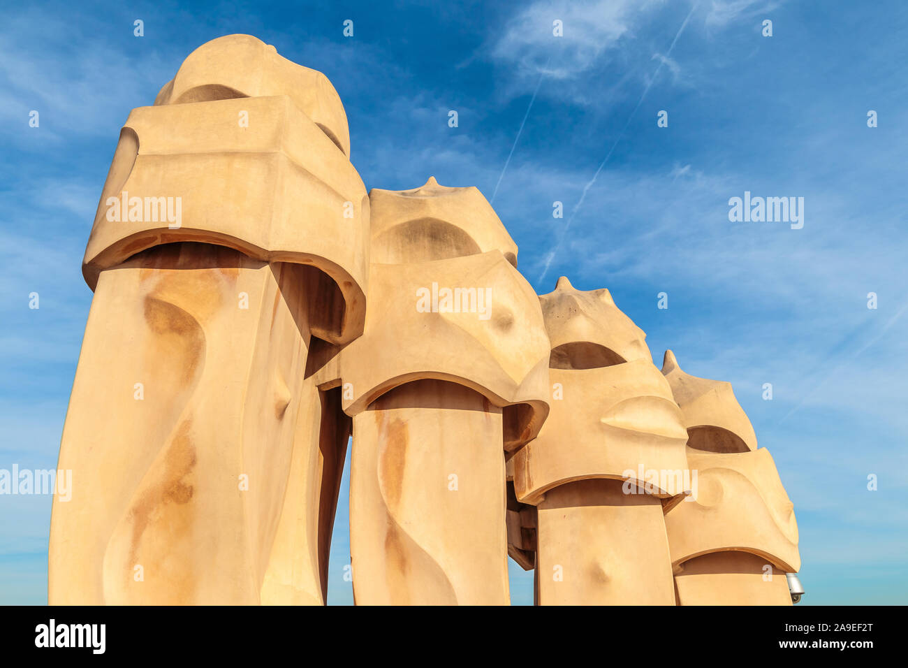 Animaux ressemblant à des cheminées Gaudi contre le ciel bleu avec petite quantité de nuages Banque D'Images