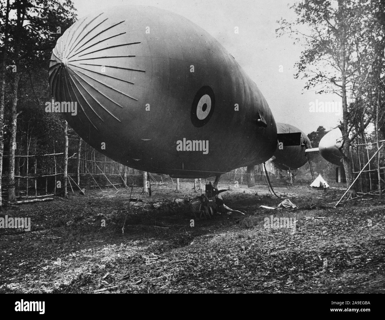 1918 ou 1919 - La dirigibiles à leurs stations d'amarrage.juste avant le vol Banque D'Images