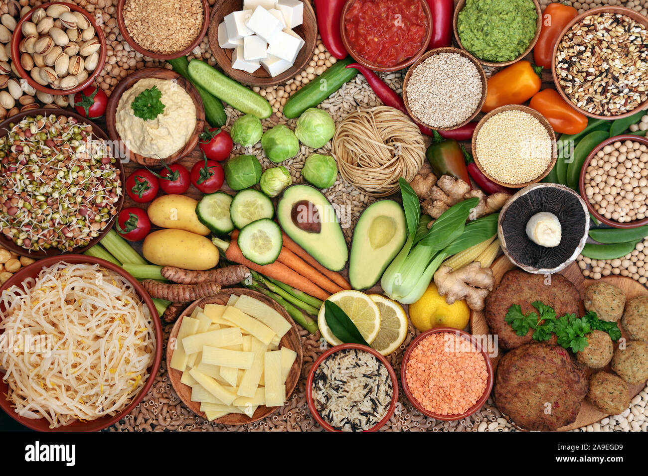 Régime alimentaire santé vegan concept avec une grande collection d'aliments. Riche en protéines, vitamines, minéraux, antioxydants, fibres, protéines et oméga3 . Banque D'Images