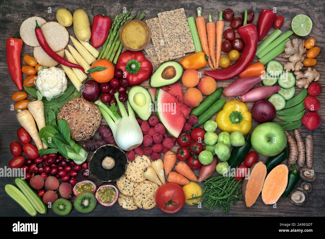 Grande collecte alimentaire santé végétalienne avec fruits, légumes, noix, craquelins de blé entier et d'épices. Riche en protéines, vitamines, minéraux et antioxydants. Banque D'Images